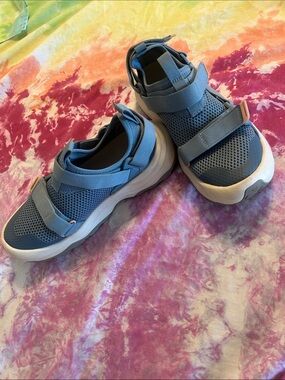 Teva outflow shoes size 7.5